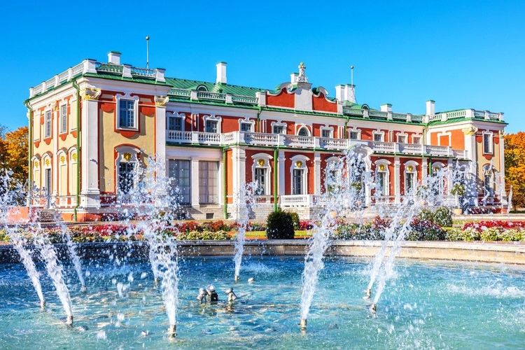 La beauté du château Kadriorg en été