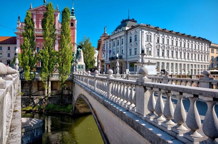 A Lubljana, le Triple Bridge pavé, conçu par Jože Plečnik