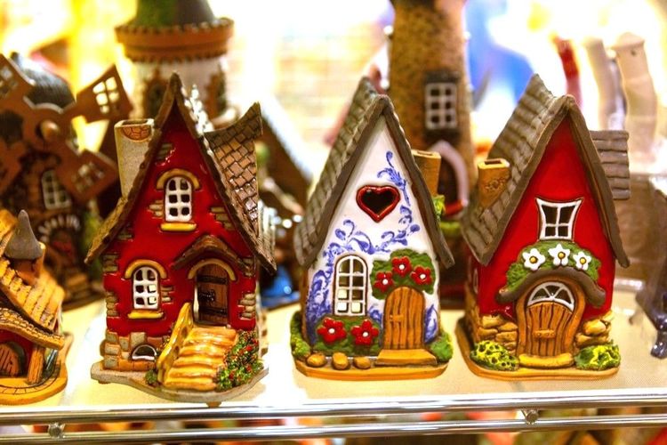 Petites maisons médiévales et typiques en céramique, artisanat local