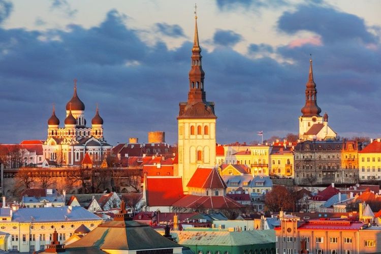 La Vieille Ville de Tallinn, avec la cathédrale Alexandre-Nevski au fond (à g.)