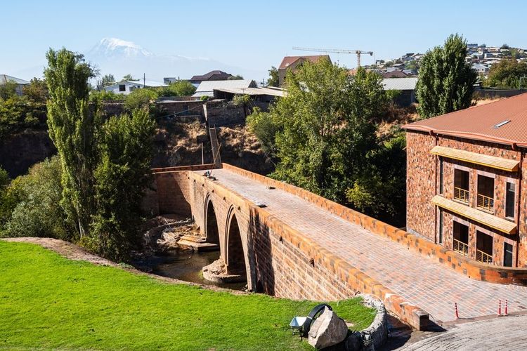 Le pont Rouge en briques roses enjambe la rivière Hrazdan à Erevan