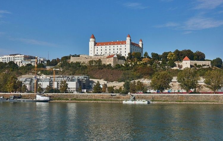 Le château de Bratislava domine le Danube