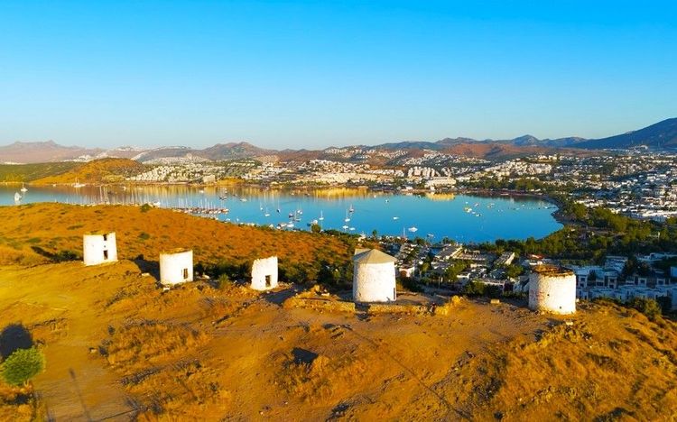 Le charme architectural de Bodrum à travers ses moulins et villas
