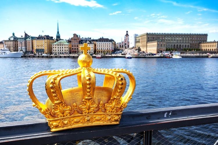 L'emblématique couronne royale ajoute un éclat de lumière sur les rembardes