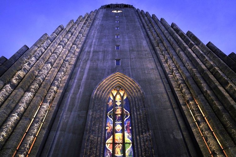 La façade de l'église vue en contre-plongée