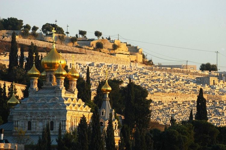 Le Cimetière Juif (au 1er plan, l'église orthodoxe Marie-Madeleine)