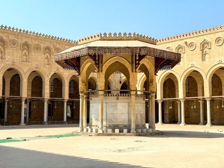 Fontaine dans la cour d'une mosquée du Caire Islamique