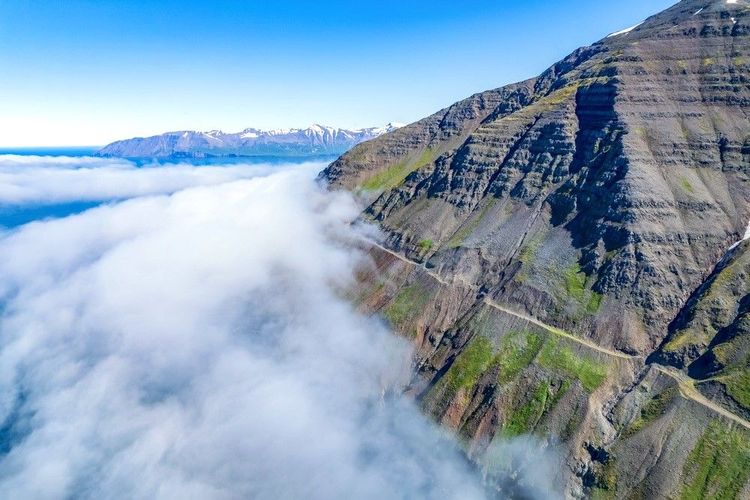 Vue aérienne sur les contreforts du fjord, dans les nuages