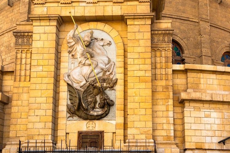 Sculpture de St-Georges sur la façade de l'église orthodoxe de Saint-George, dans le Caire Copte