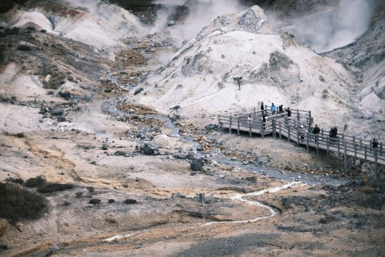 Descente dans la Noboribetsu Onsen Jigokudani, la Vallée de l'Enfer