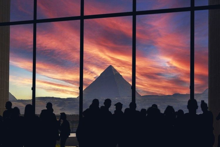 La pyramide de Khéops vue depuis l'une des grandes baies vitrées du musée