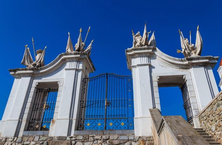 Aux portes du château