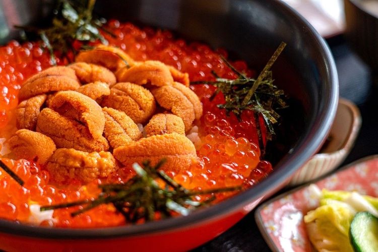 Le fameux donburi rouge et or : de la laitance d'oursin et des œufs de saumon sur un bol de rizun bol de 