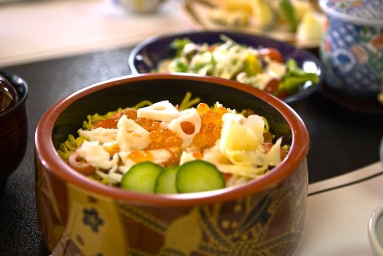 Chirashi avec des racines de lotus et des œufs de saumon (ikura), un mariage classique à Sapporo