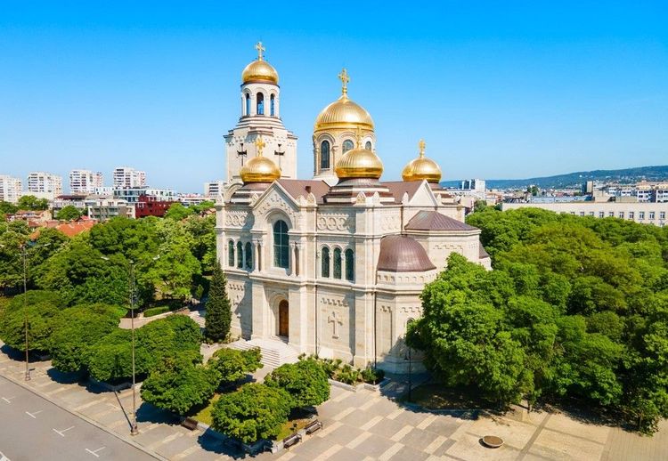 La cathédrale de la Dormition de la Mère de Dieu se nomme aussi "cathédrale de la Dormition de Marie"