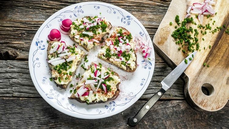 Smørrebrød à base de radis, œufs et ciboulette