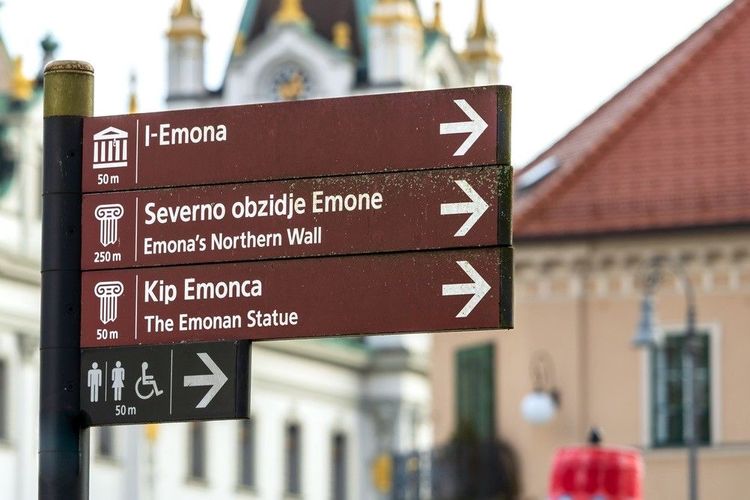 Au cœur de Lubljana, un panneau indiquant le site archéologique d'Emona