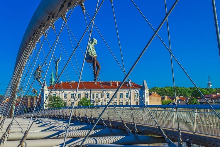 Passerelle du Père Bernatek avec des sculptures suspendues à Cracovie