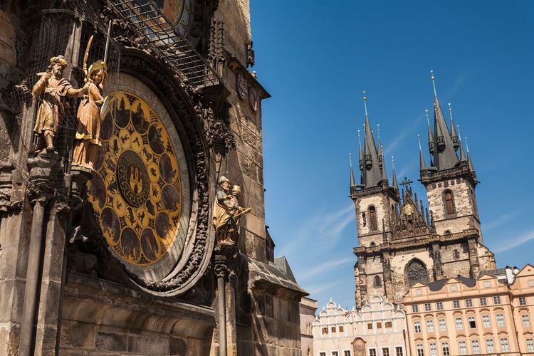 L'énigmatique tour de l'Hôtel de ville et son horloge astronomique 