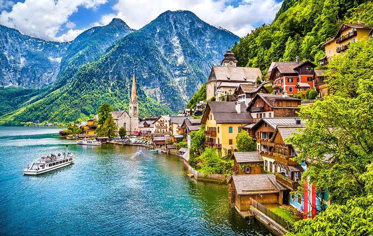 Le village d'Hallstatt sur le lac de Hallstaetter