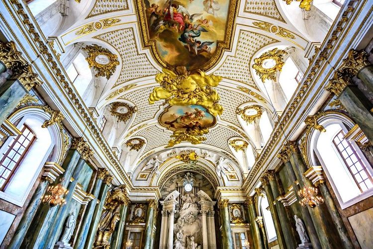 Le plafond et le faste de la chapelle royale