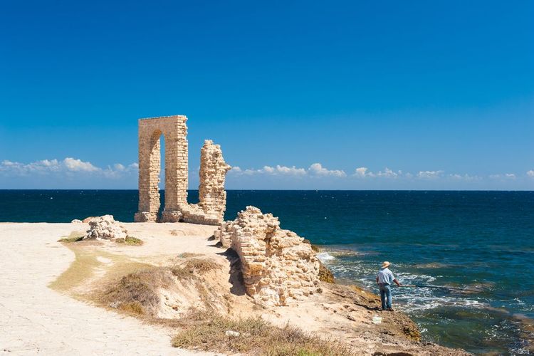 Ruines des anciennes fortifications Fatimides du 10ème siècle par la mer à Mahdia