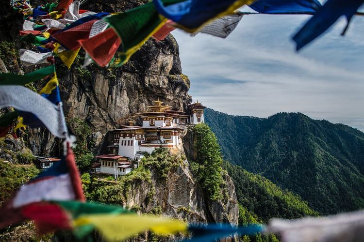 Le monastère du nid de tigre ou monastère Taktsang est un temple bouddhiste qui s'accroche à une falaise, à 3120 mètres au-dessus du niveau de la mer, sur le flanc de la haute vallée du Paro, au Bhoutan.