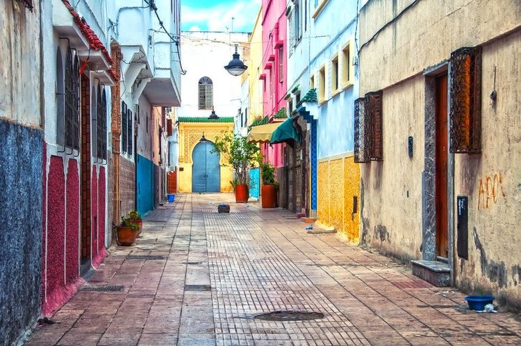 Ruelle colorée dans la médina