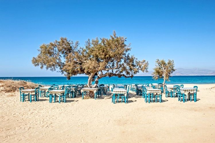 Sur la plage de Plaka, un peu d'ombre fait du bien