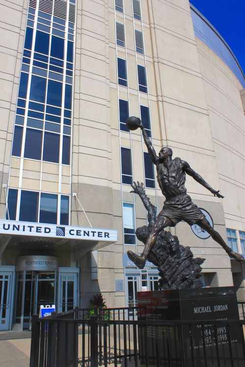 Estatua de Michael Jordan frente al gimnasio United Center de Chicago
