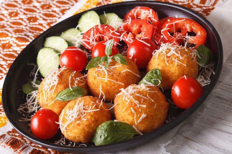 Arancini, tomates et basilic de Sicile