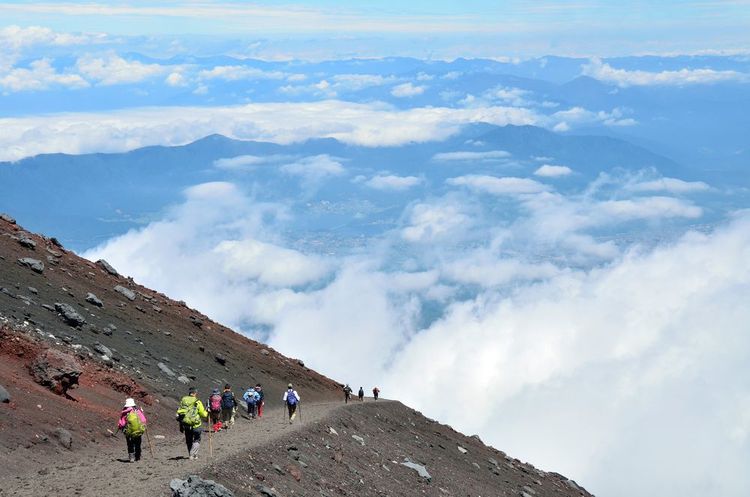 Des randonneurs sur le sentier Yoshida du mont Fuji au Japon