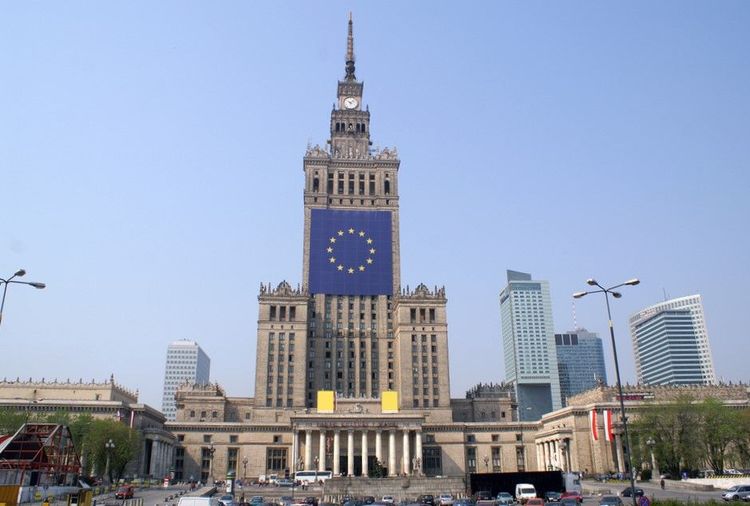 Le ¨Palais de la Culture et de la Science de Varsovie arborre le drapeau européen