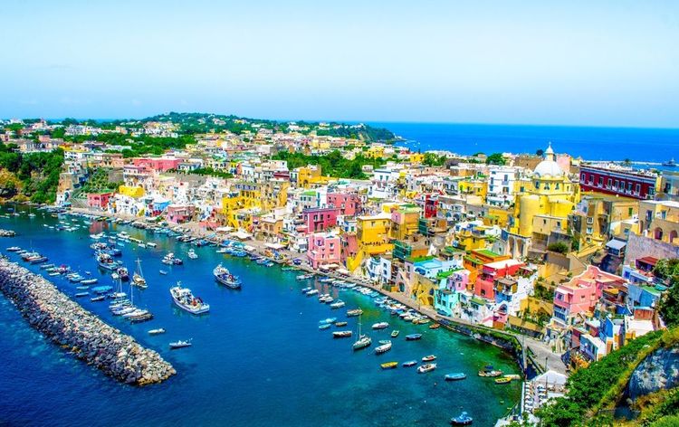 El colorido puerto deportivo de Procida