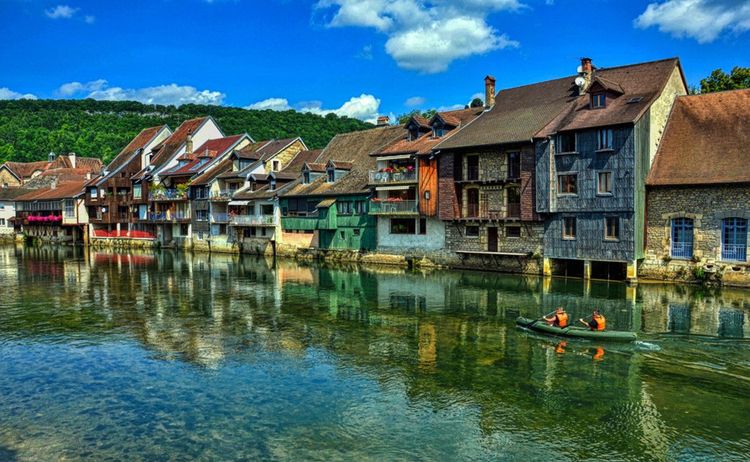 La ville d'Ornans dans le département du Doubs, France - © Paddo47 / shutterstock