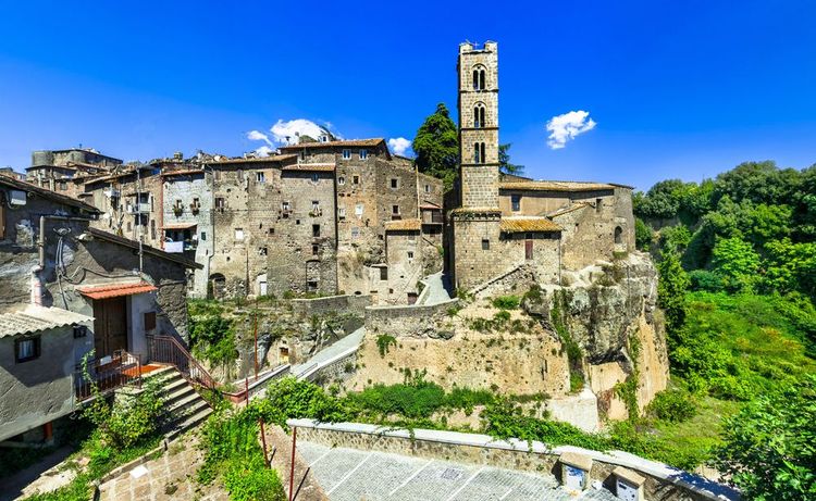 Les immeubles étroits de Ronciglione, typiques de la région et des montagnes italiennes