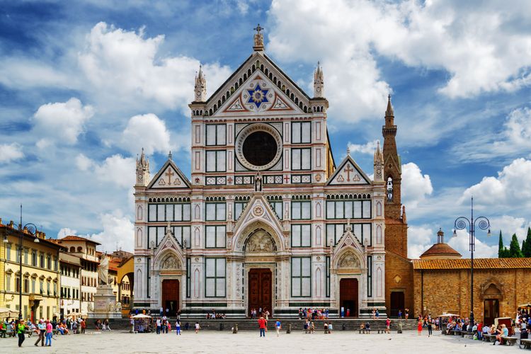 La facciata marmorea di Santa Croce