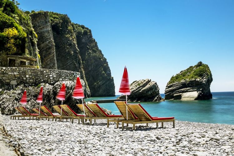 La plage rocheuse et ses transats de l'île Sveti Nikola.
