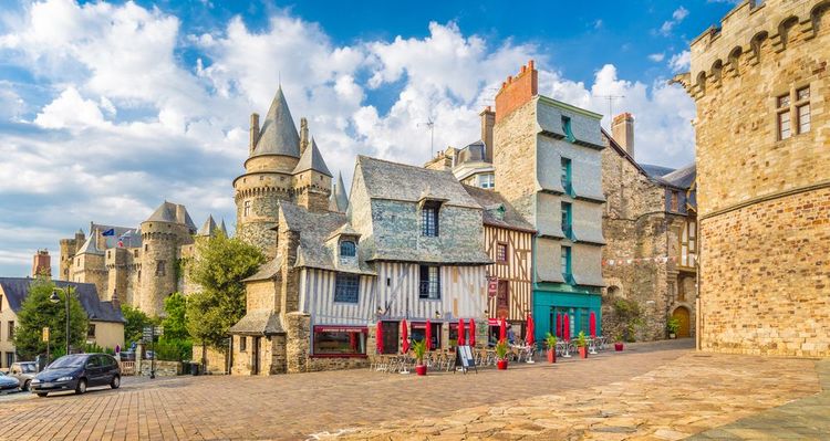 Vitré, ses vieilles maisons à colombages et son imposant château