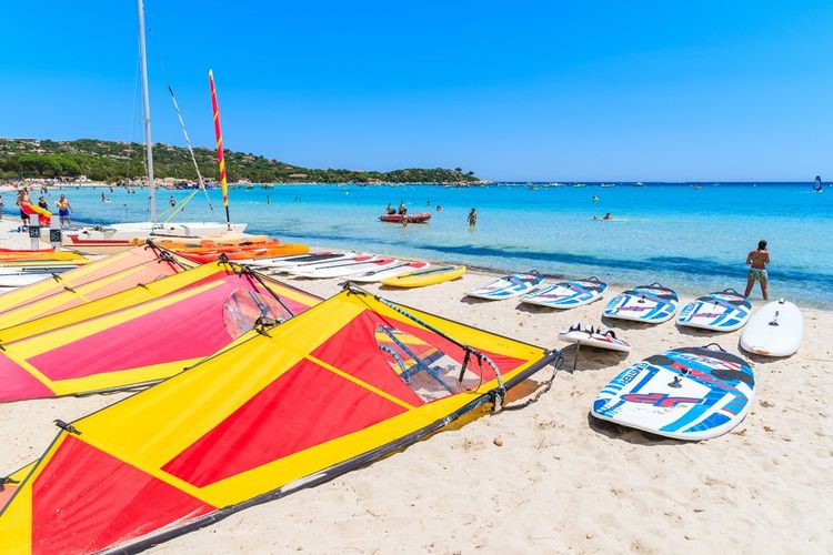 péparation d'un cours de planche à voile sur la plage de Santa Giulia.