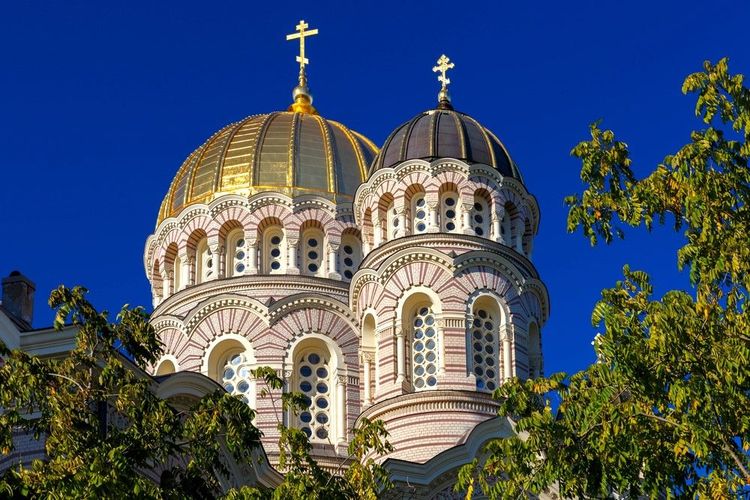 Les domes dorés sont typiques des églises orthodoxes