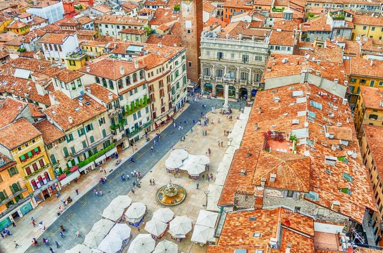 Vue aérienne sur la Piazza delle Erbe