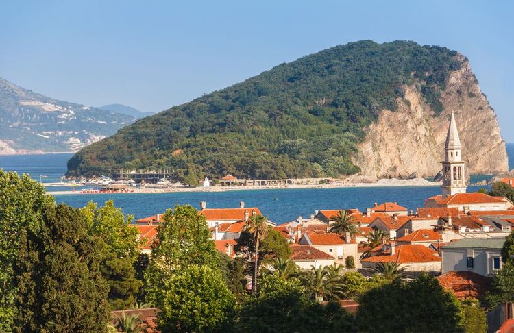 Vue aérienne de la ville de Budva et, en arrière-plan, l'île de Sveti Nikolas.