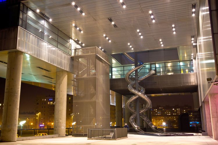 Le toboggan du musée d'art contemporain de Zagreb
