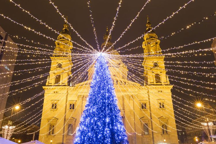 Marché de Noël sur la place de la basilique Saint-Étienne, Budapest, Hongrie