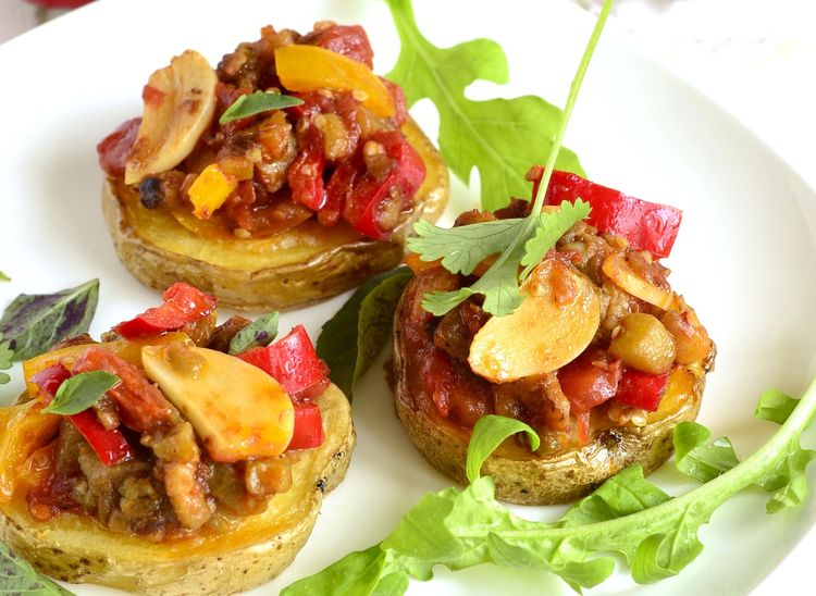 Le tombet est une spécialité de Majorque, faite de pommes de terres, aubergines et poivrons rôtis