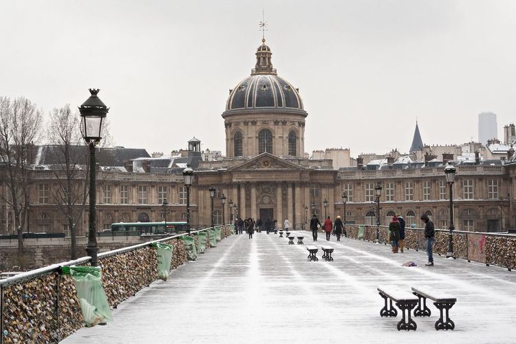 Le pont des Arts à Paris, en hiver.