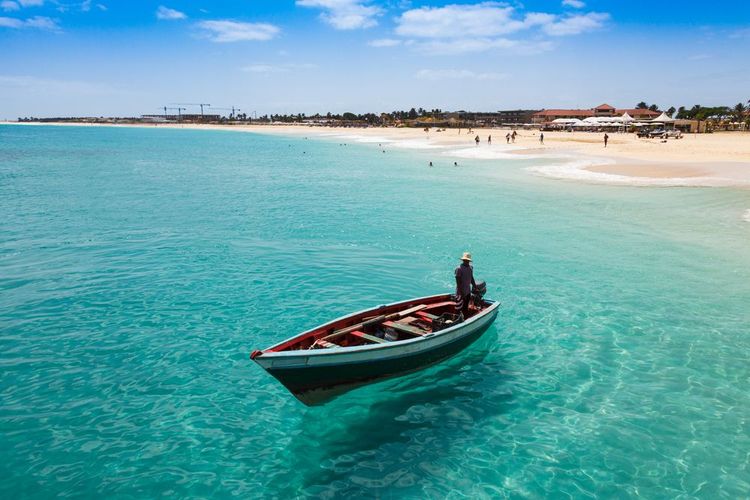 Un bateau traditionnel vogue près de la plage de Santa Maria