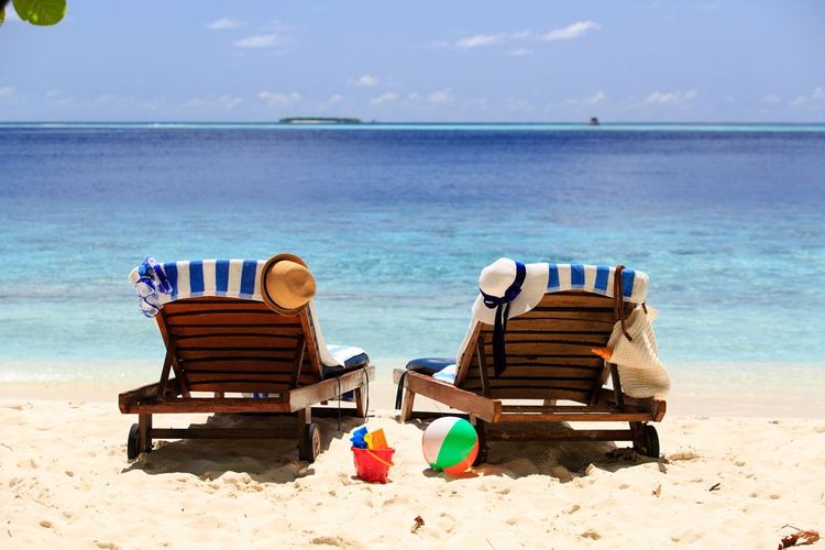Deux transats sur la plage.