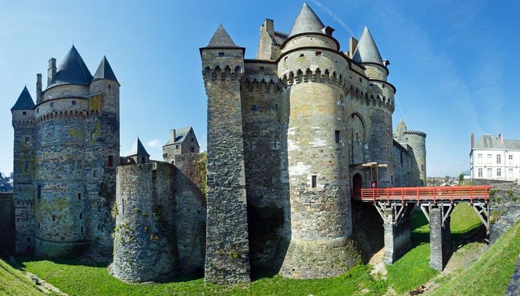 Les tours du château de Vitré, ses douves et son pont-levis